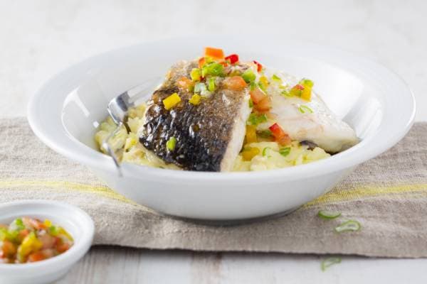 Filet de bar sauce vierge, écrasé de pomme de terre aux olives