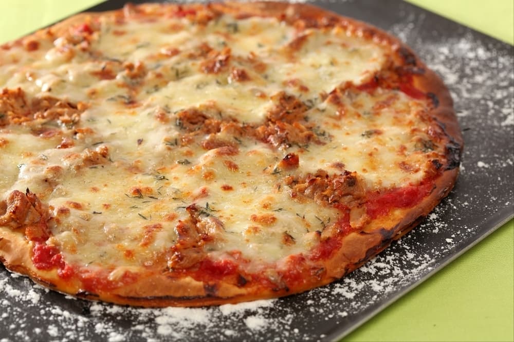 Pizza au thon et à la mozzarella