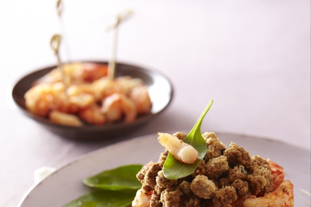 Salade croquante aux fruits et écrevisses, crumble noisette