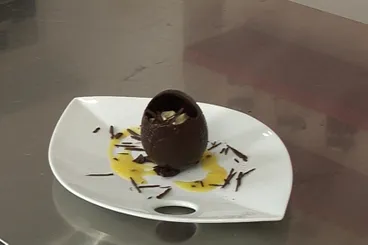 Oeuf en chocolat surprise, mousse mangue/passion