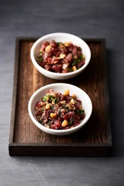 Tartare de boeuf aux épices cajuns, cacahuètes et coriandre