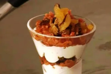 Verrine de chèvre, fruits secs et tomates séchées