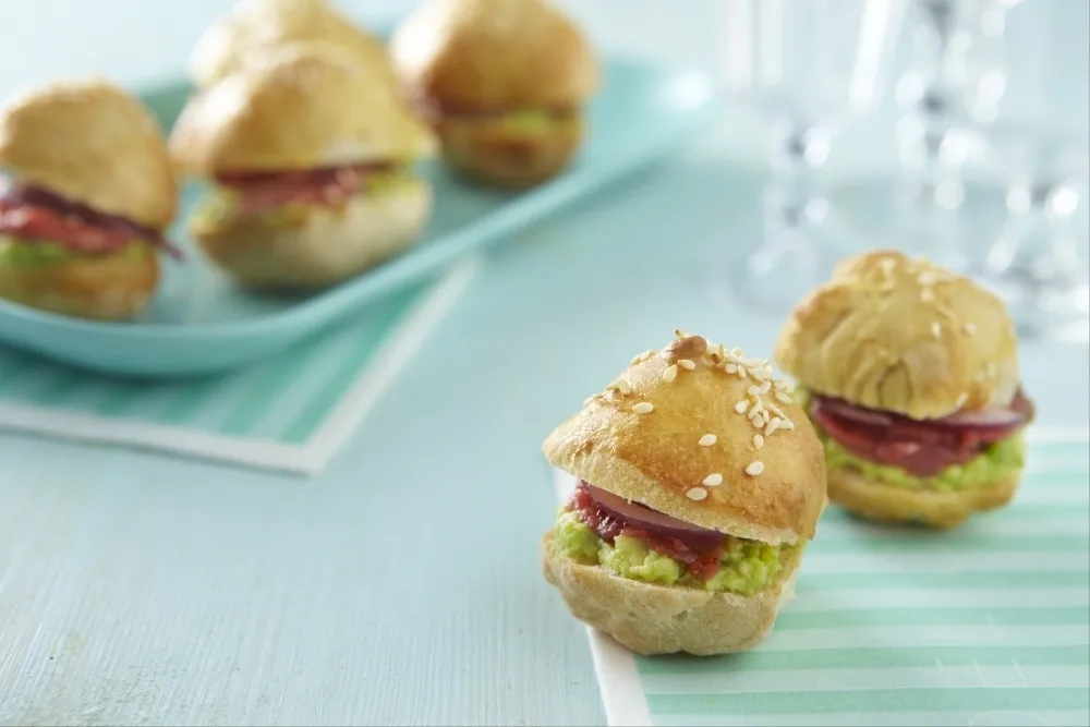 Mini-hamburger, guacamole carpaccio de bœuf épicé et oignons rouges