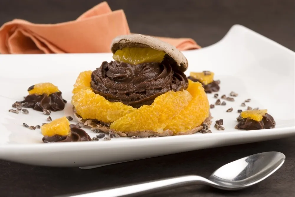 Image recette Macaron au chocolat, ganache mousseuse au lait et segments d'orange