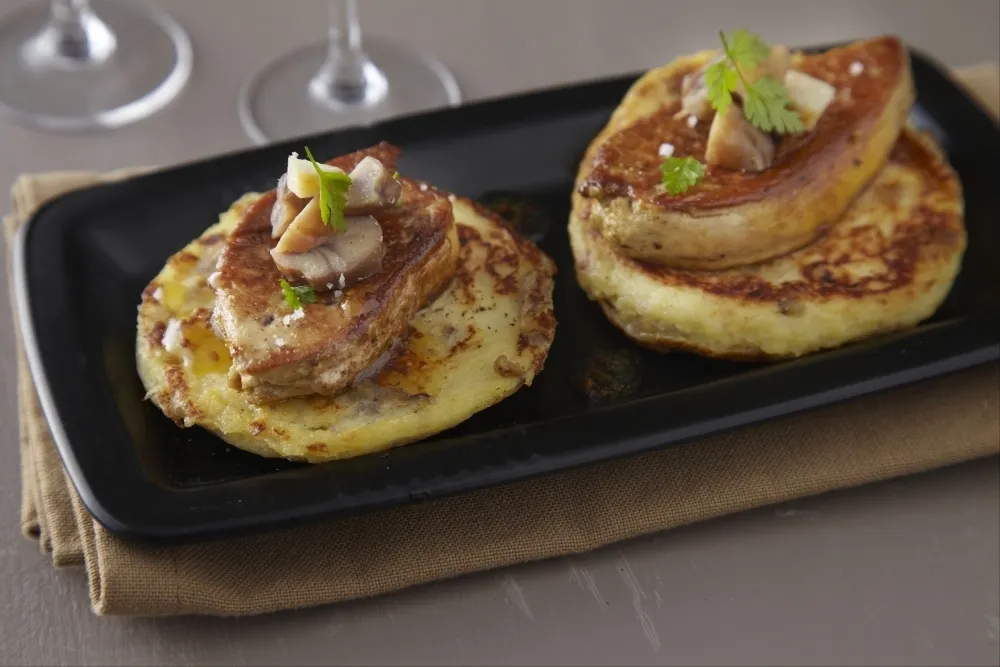 Pancake de pommes de terre aux éclats de châtaignes, escalope de foie gras poêlée, vinaigrette de cidre et miel