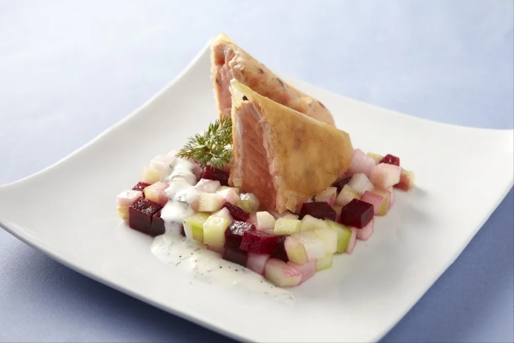 Saumon mi-cuit croustillant, fraîcheur de légumes croquants et crème aigrelette