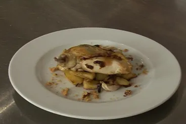 Suprême de volaille au pain d'épice, pommes confites à l'ail fumé
