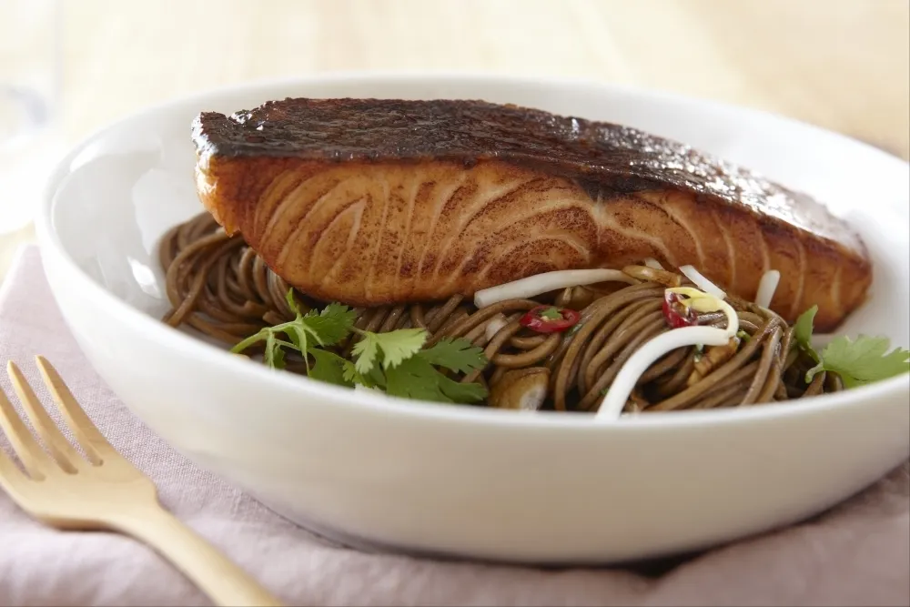 Saumon laqué au miel, nouilles de soba, piment et citron vert