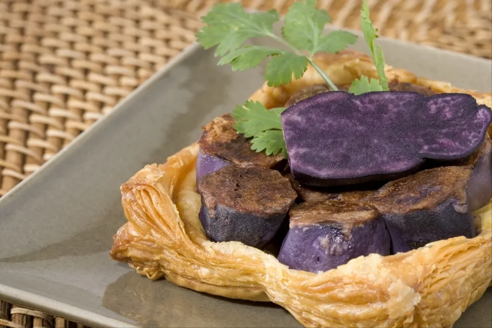 Tourte de vitelotte feuilletée au magret fumé
