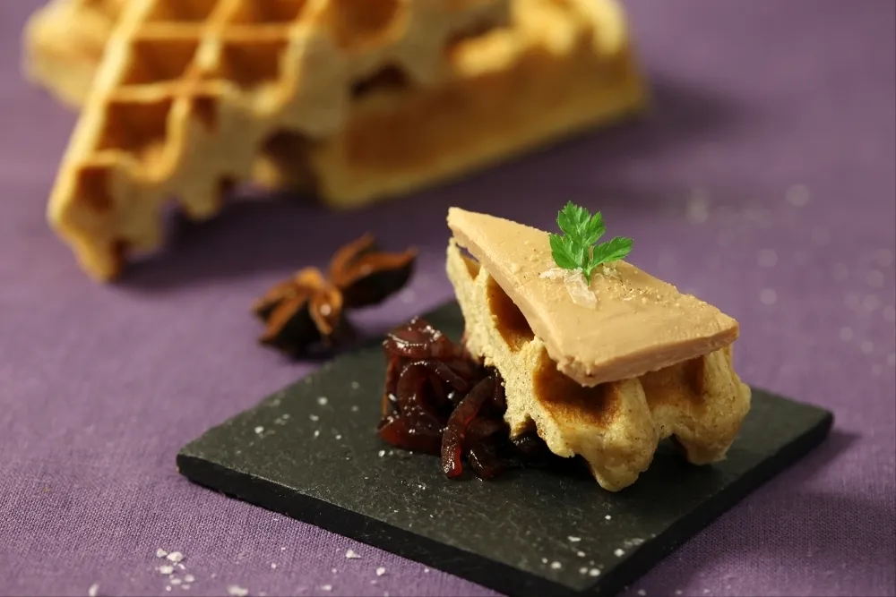 Gaufre liégeoise aux épices, foie gras et chutney d'oignons rouges