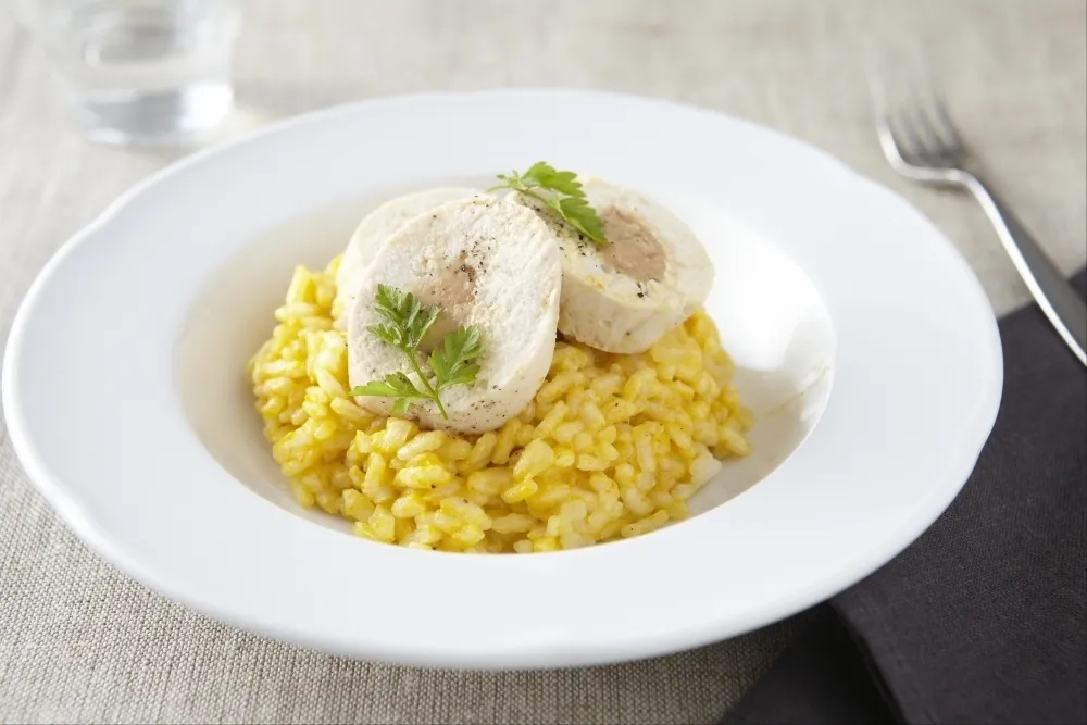 Moelleux de volaille farci au foie gras, risotto au potimarron