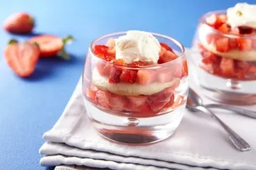 Blinis en verrine et tartare de fraises au mascarpone