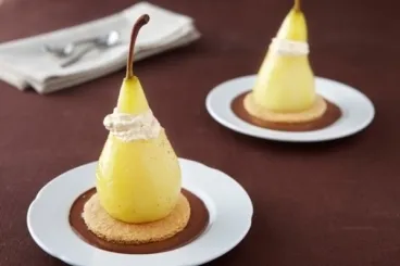 Sablé aux saveurs de pain d’épice, poire pochée à la vanille, émulsion praliné et sauce chocolat
