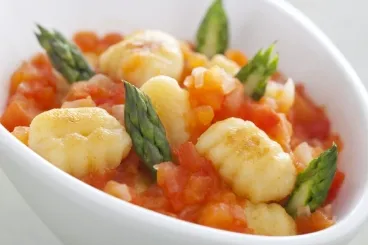 Gnocchis de pommes de terre et asperges, concassée de tomates
