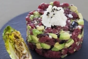 Image recette Tartare de boeuf à la brousse, coeurs de sucrine poêlés