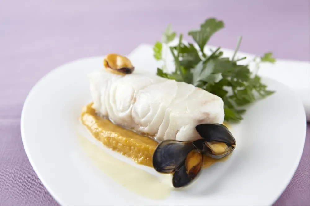 Image recette Dos de cabillaud en marinière, purée de carottes et patates douces au mélange d'épices, salade d'herbes