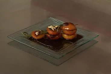 Abricots piqués au romarin, caramel de cerise