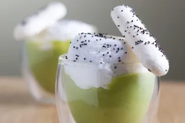 Ile flottante, crème anglaise au basilic et meringue aux graines de pavot