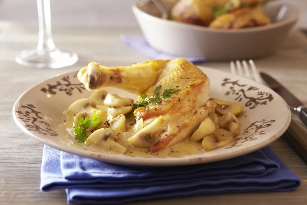 Suprême de volaille rôti, champignons de Paris cuisinés à la moutarde à l'ancienne