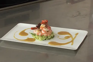 Gambas cuites à la vapeur en nage d'épices, julienne de courgettes et poires