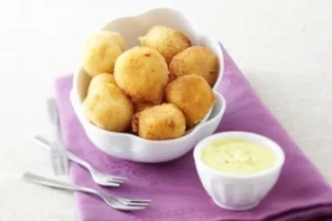 Croquette de camembert, sauce au curry