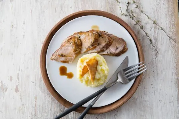 Filet mignon de porc rôti au thym, purée Grand Chef et nougatine d'ail