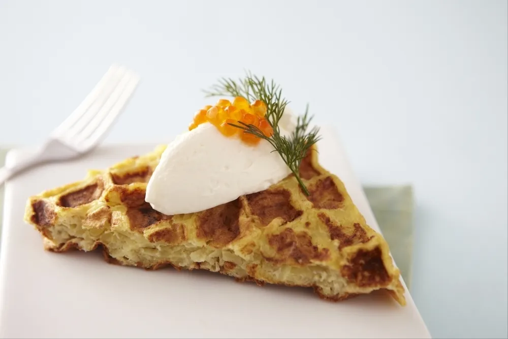 Gaufre pomme de terre à la crème de raifort et oeuf de saumon