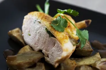 Suprême de volaille à la coriandre, artichauts