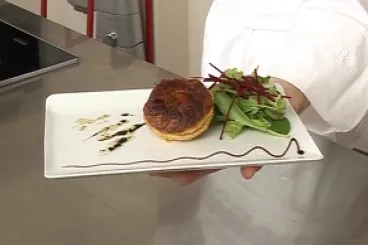 Image recette Tourtière de foie gras, champignons et châtaignes, mesclun de salade