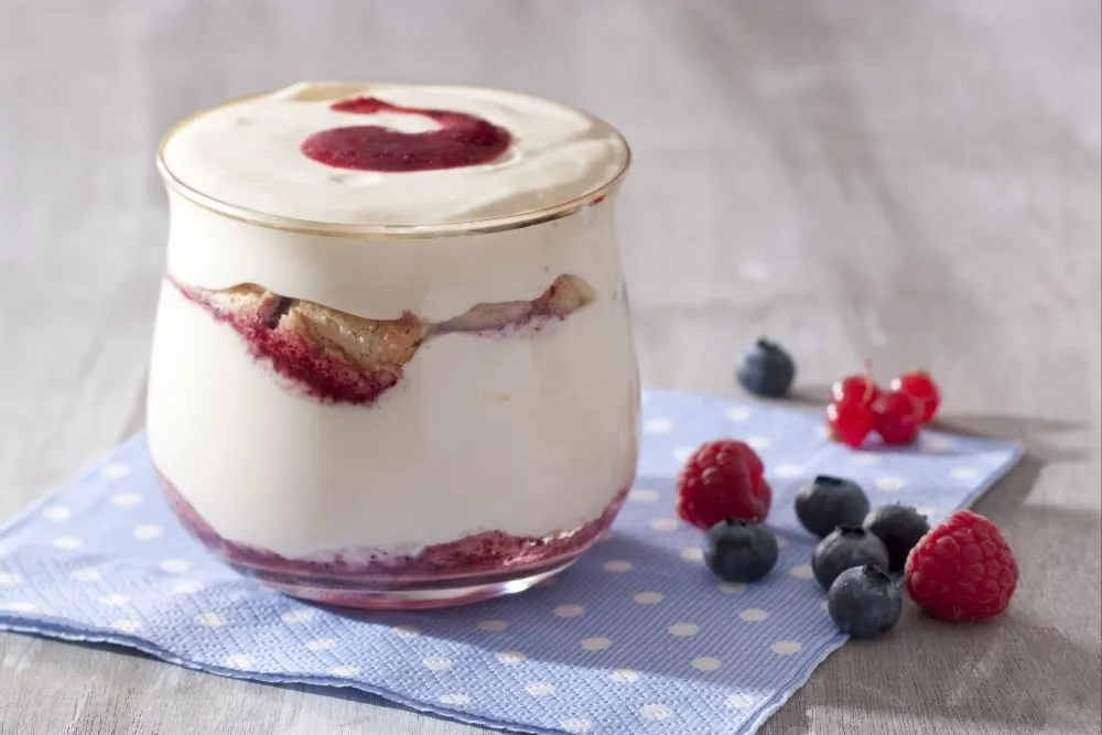 Tiramisu au fromage blanc de chèvre et aux fruits rouges