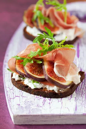 Bruschetta ricotta figues et jambon de Parme