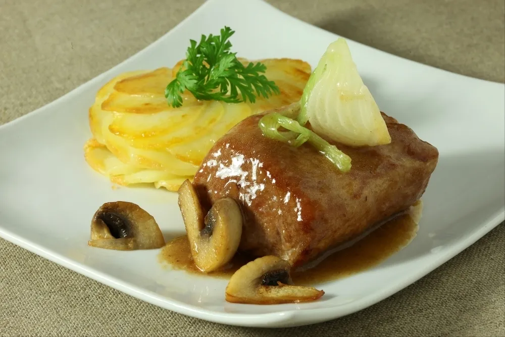 Image recette Filet mignon de porc braisé aux oignons nouveaux, rosace de pommes de terre façon Anna