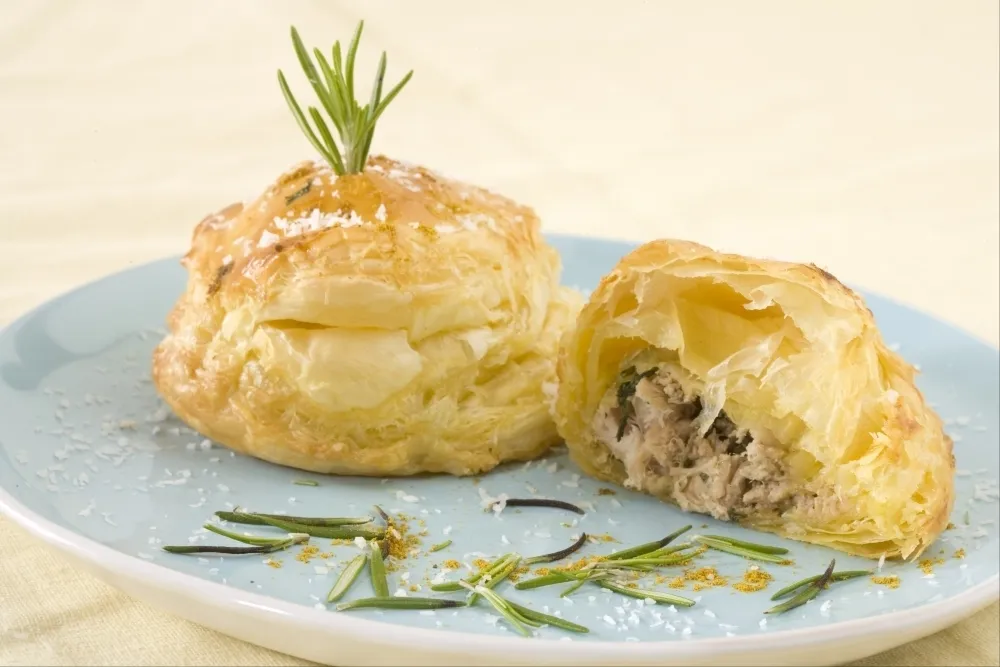 Tourte feuilletée de thon au curry, noix de coco et parmesan