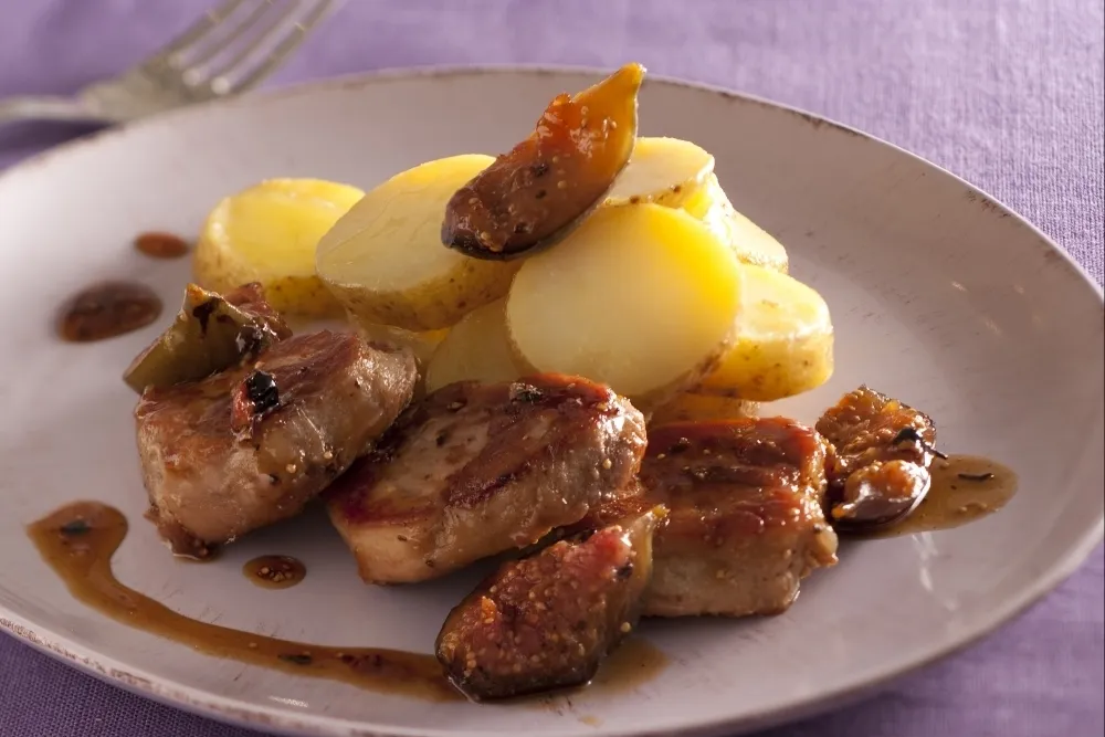 Médaillons de porc au miel et à la figue au poivre Voatsiperifery, grenailles confites