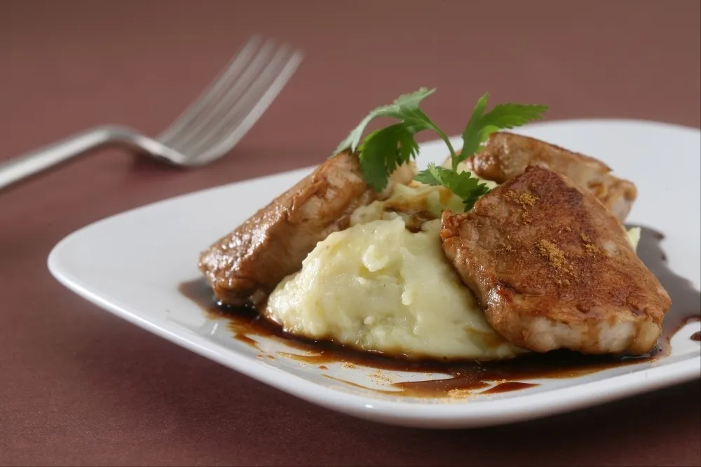 Filet mignon de porc laqué au miel et aux 5 épices, purée de pommes de terre