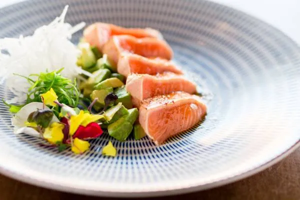 Tataki de saumon mariné à l'huile de sésame et soja, pomme purée au wasabi, radis et agrumes
